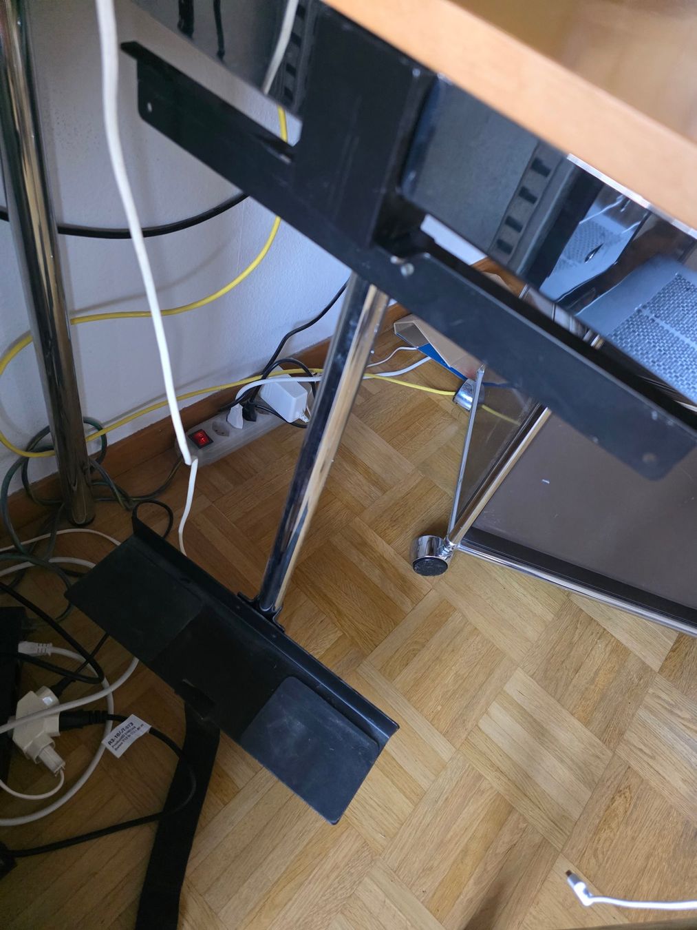 Supporti a parete: Computerhalterung für USM-Tische – Usato da Bern venduto da Poobah 1