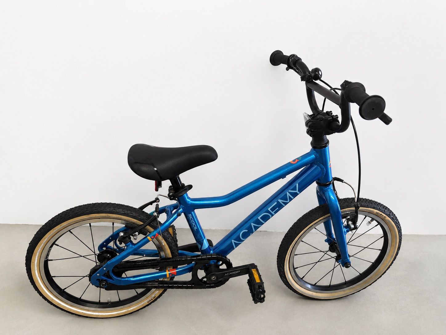 Academy Biciclette: Academy Kinder Velo grade 3 - almost new – Nuovo (secondo la descrizione) da Oberägeri venduto da KseniaSim