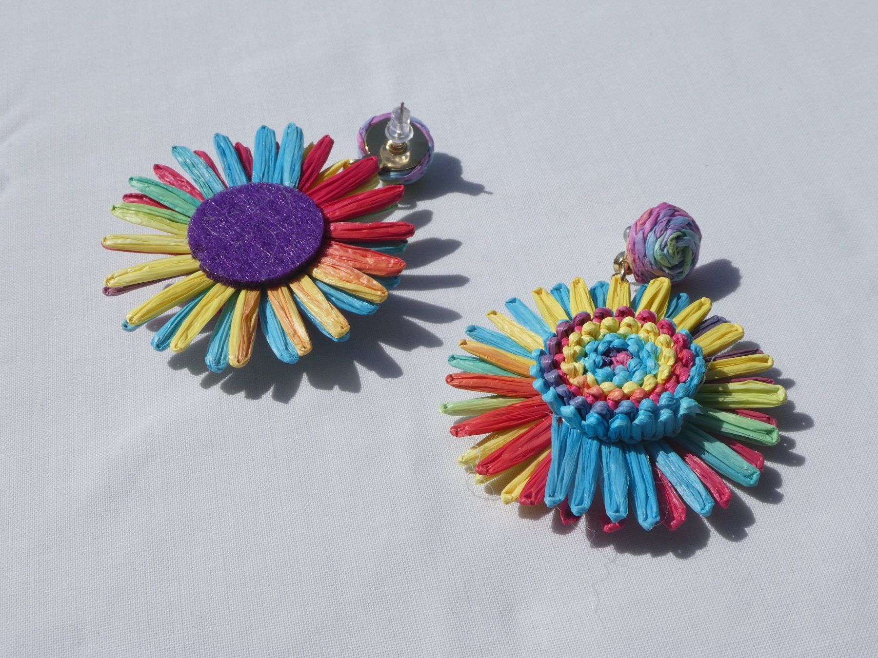 Orecchini pendenti & Orecchini a lobo: Grosse Raffia-Blumen-Ohrstecker, Modeschmuck / NEU – Nuovo (secondo la descrizione) da Gattikon venduto da kaandooh 2