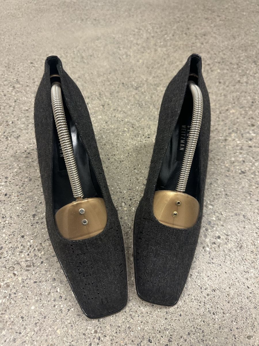Stuart Weitzman Scarpe da donna: Stuart Weitzman Pumps dunkelgrau, schwarzer Lackabsatz, 39.5 – Usato da Lenzburg venduto da Athina64 1