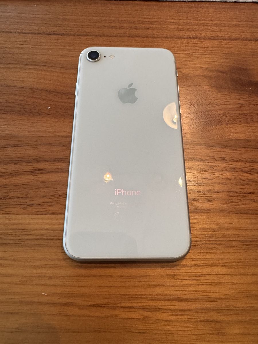 Apple Telefoni cellulari / Smartphones: iPhone 8 White 64 GB – Usato da Sarnen venduto da Qwertziop74