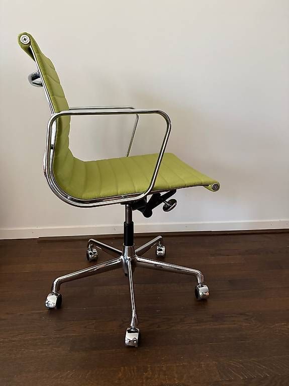 Vitra Sedie: Vitra Aluminium Chair EA 117 – Usato da Zürich venduto da _garage_sale 3