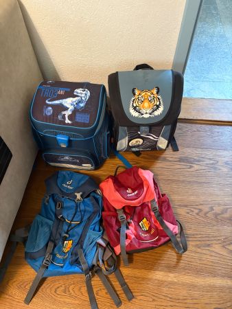 Zwei Kinder Rucksacks und zwei schultasche