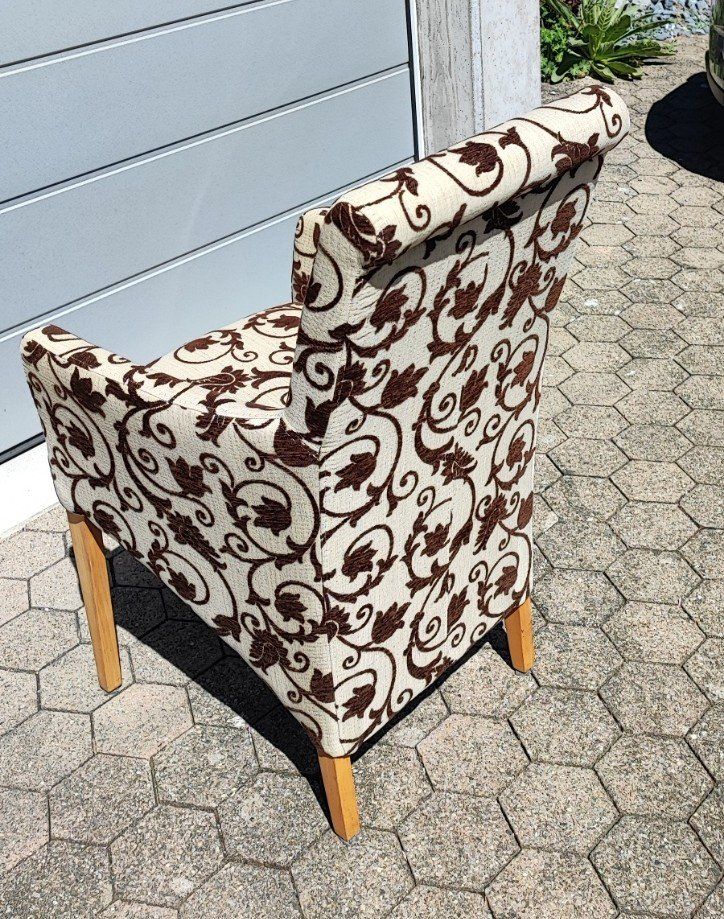 Poltrone: Gemütlicher Sessel mit Hocker, braunes Rankenmuster – Usato da Mosnang venduto da KurtHe 6