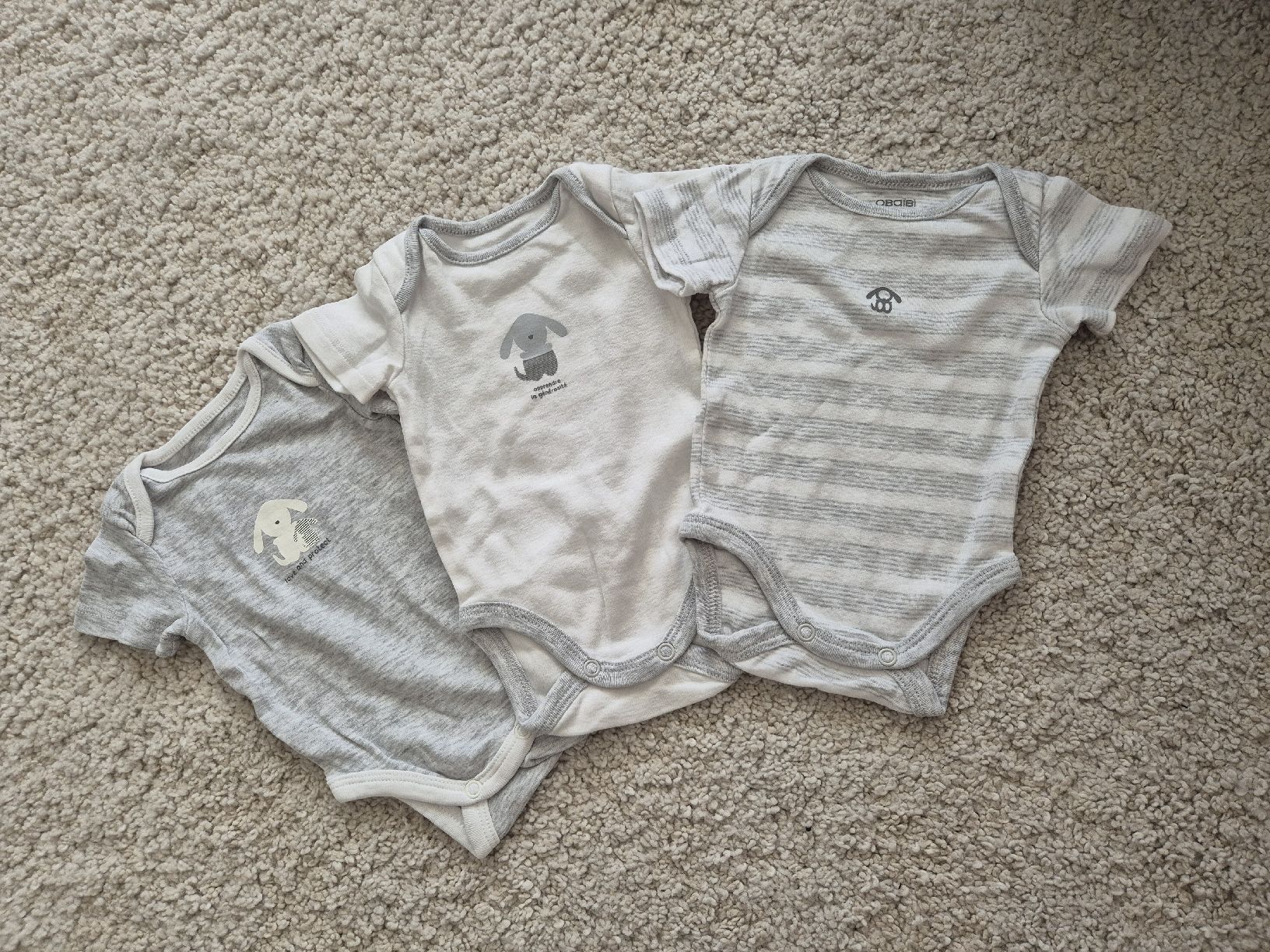 Lotti & Set di vestiti: 3er Set Kurzarmbodys in Grösse 53 - neu! – Nuovo (secondo la descrizione) da Zug venduto da sel_h5yz