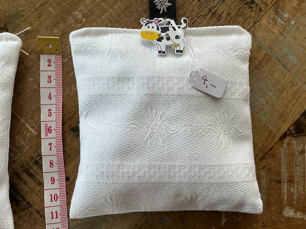 Tutte le decorazioni: Lavendelsäckli Edelweiss Stoff  – Nuovo e nell'imballaggio originale da Liestal venduto da Strigg-Grossmami 7