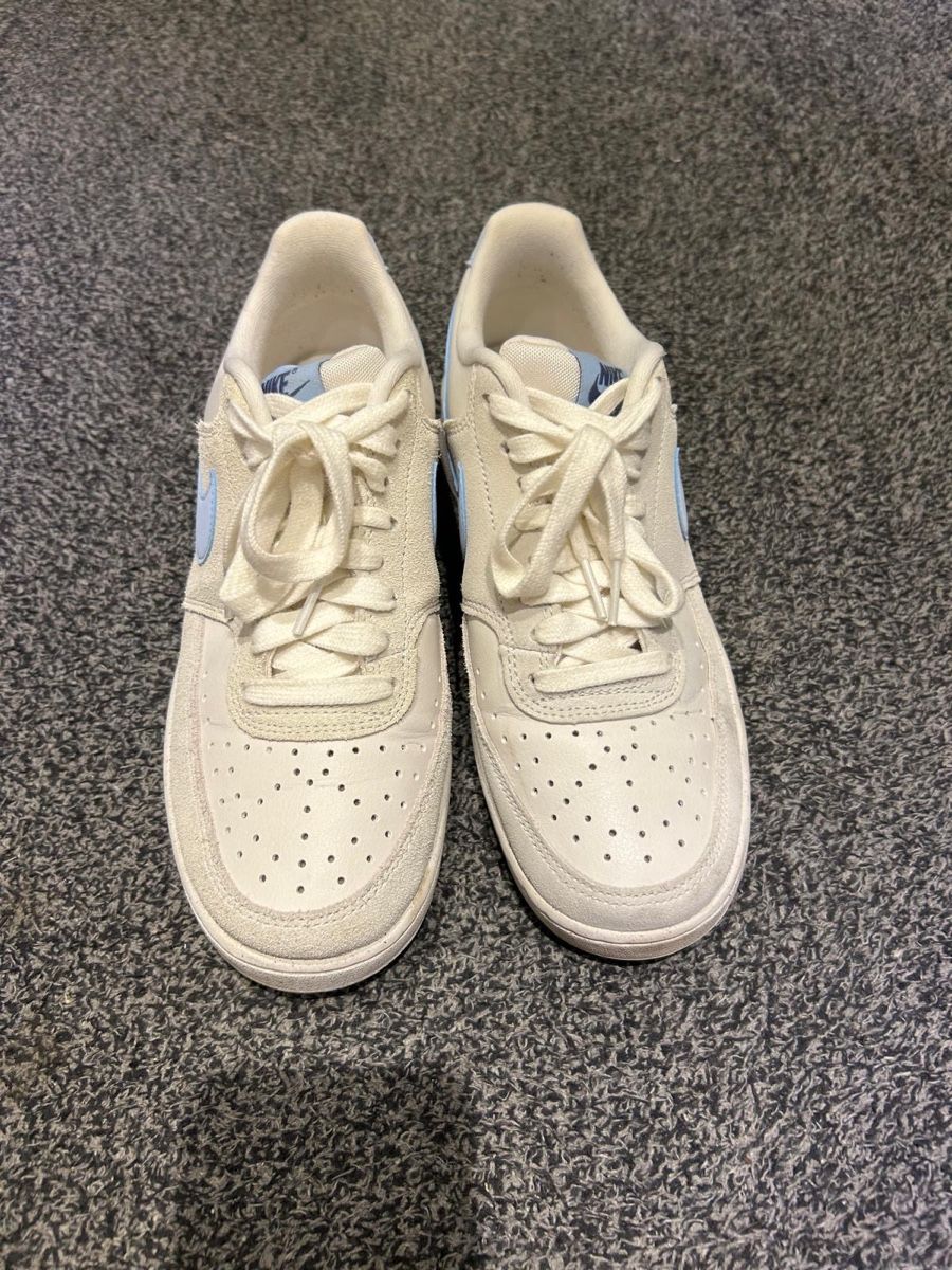 Nike Chaussures femmes: Nike Sneaker weiss hellblau Grösse 39 – D'occasion à Bösingen par dominicmaeder 1