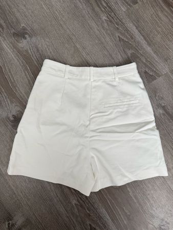 Schicke weisse Shorts Gr. S Sommerlich leicht und luftig, to