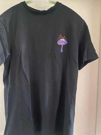 Schwarzes Menace T-Shirt mit Pilz Motiv, neuwertig, Gr. S