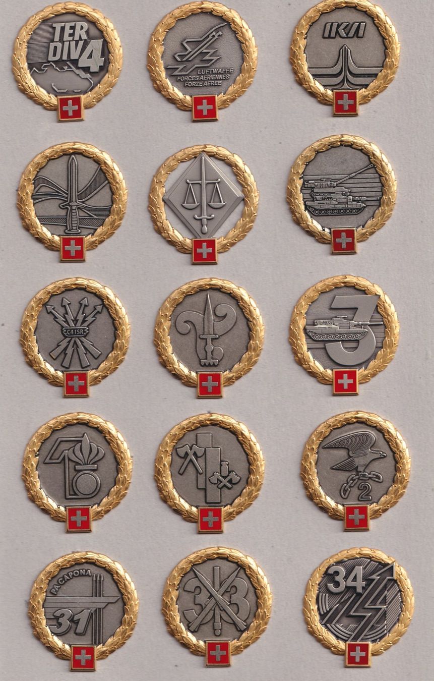 Schweizer Armee Uniformi: Schweizer Armee, 45 x diverse Beret Embleme !! – Usato da Sarmenstorf venduto da zefplupo 2