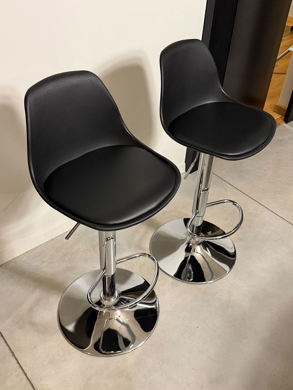 Conforama Hocker: Set of 2 Modern Black Bar Stools for Kitchen Counter – Neu und originalverpackt aus Bellinzona von Ajeti.mim 2