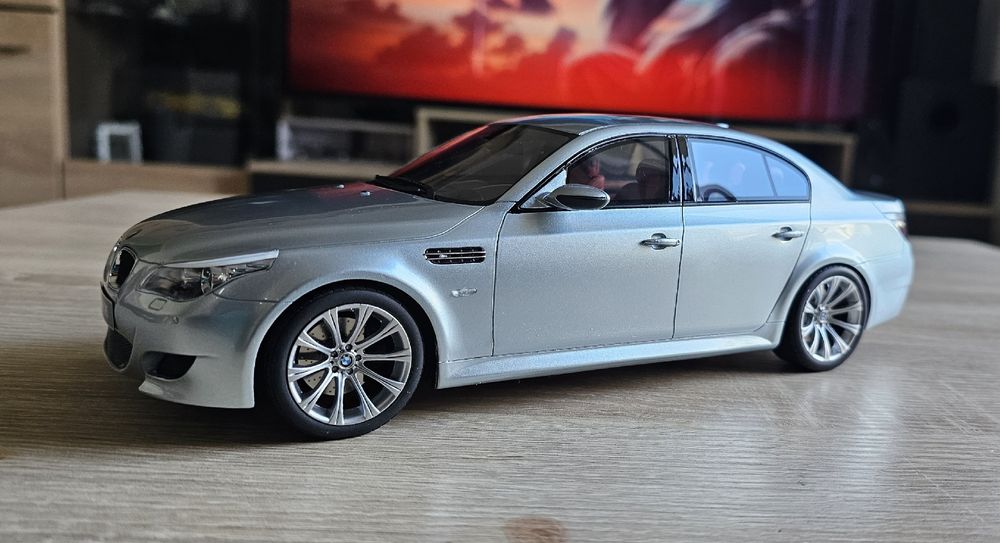 1/18 BMW M5 E60 V10 série 5 voiture miniature collection Maisto