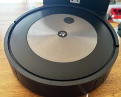 iRobot Roomba j7+ Saugroboter (Modell j755840) – Top Zustand