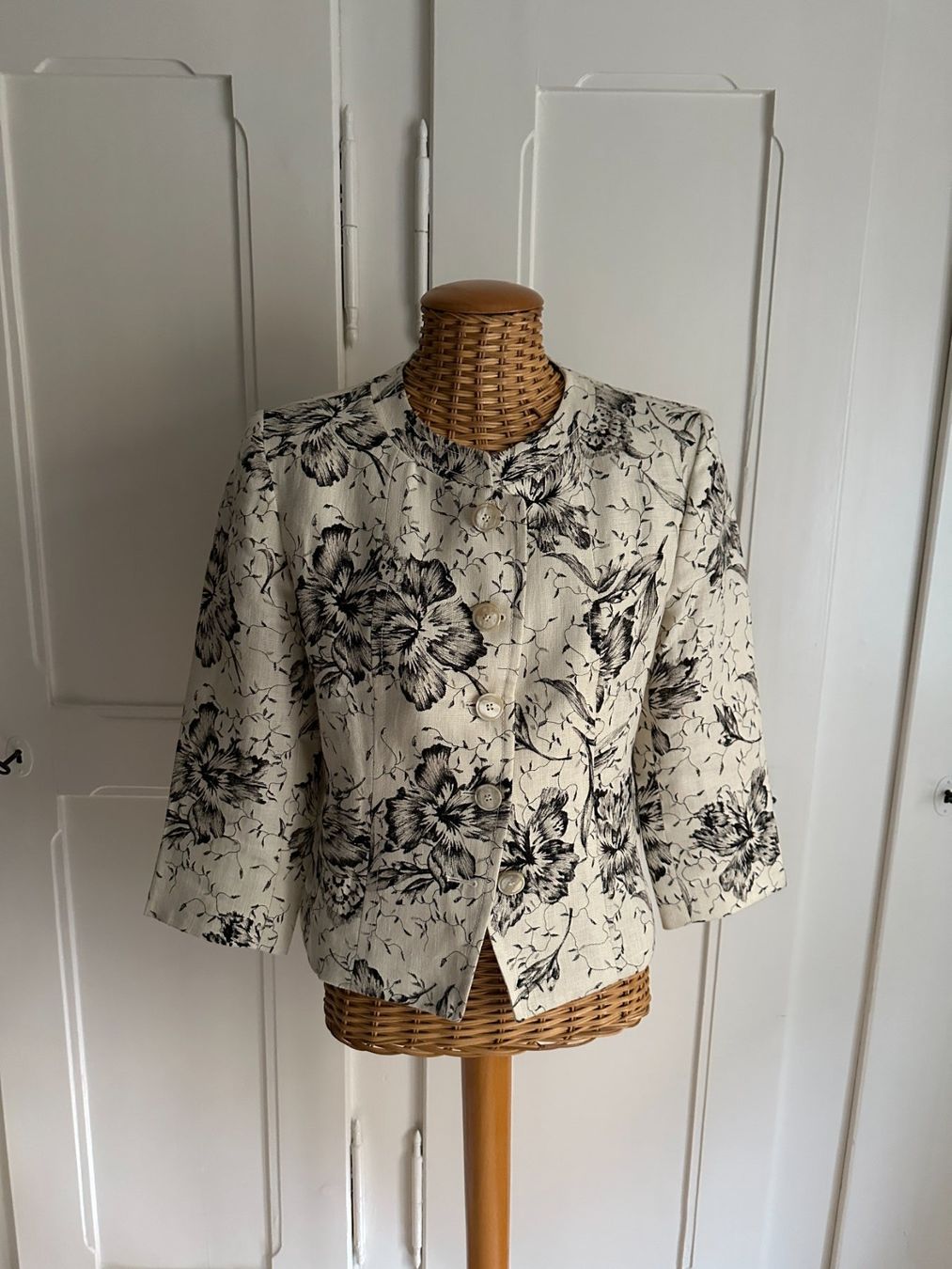 Max Mara Giacche: MAX MARA - Leinen Kurzblazer offweiss-schwarz 40 – Usato da Zürich venduto da Diazaio