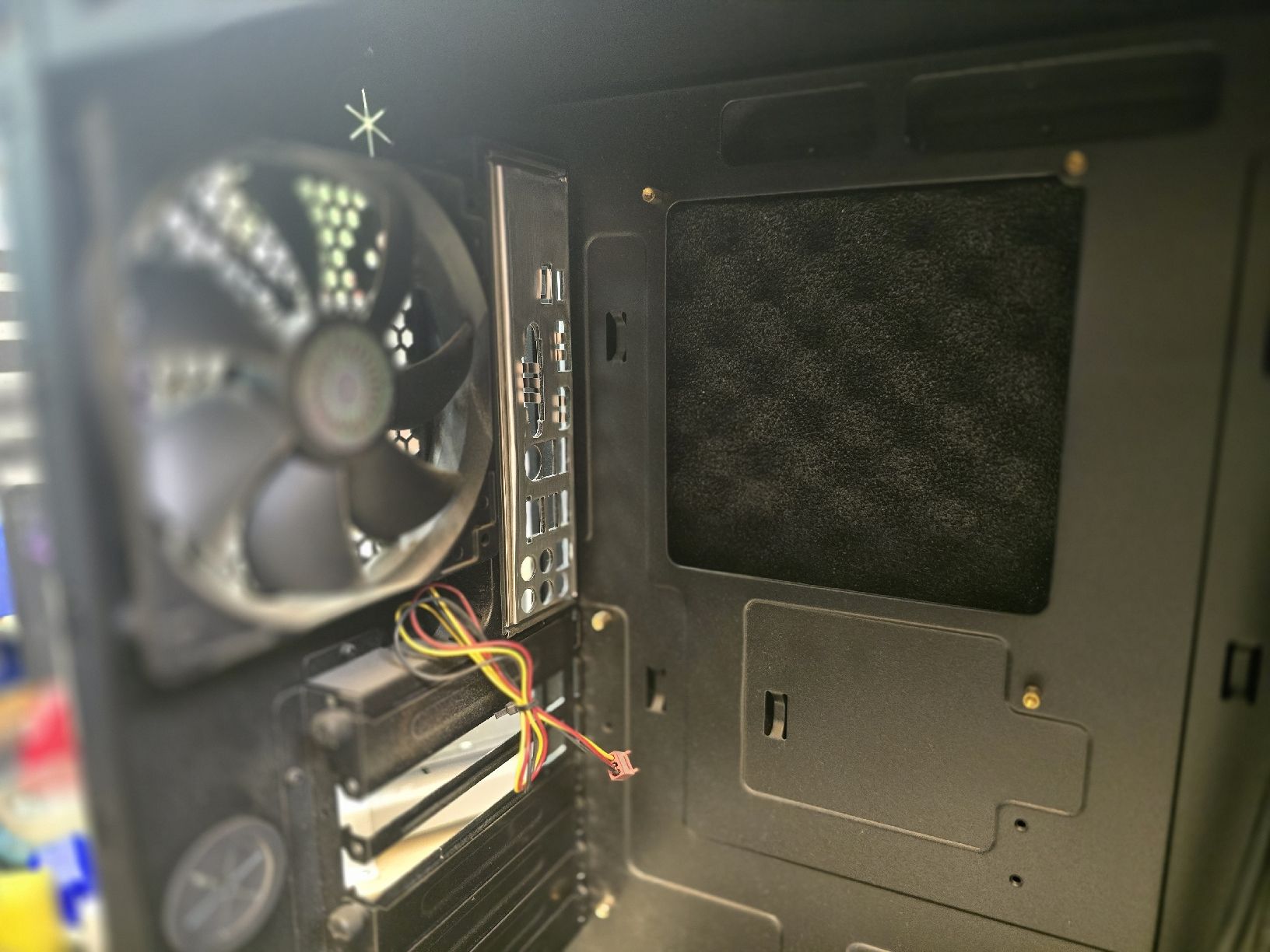 Gehäuse: Cooler Master PC Gehäuse schwarz Miditower gebraucht – Gebraucht aus Täuffelen von Caspersky 4