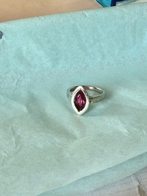Bagues: Gebrauchter Ring aus 925er Silber mit rotem Stein – D'occasion à Osco par Electric_Elsie 3