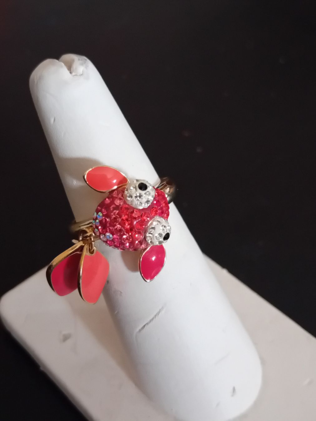 Swarovski Ringe: Anello pesce rosso Swarovski  – Gebraucht aus Biasca von Old_6blh