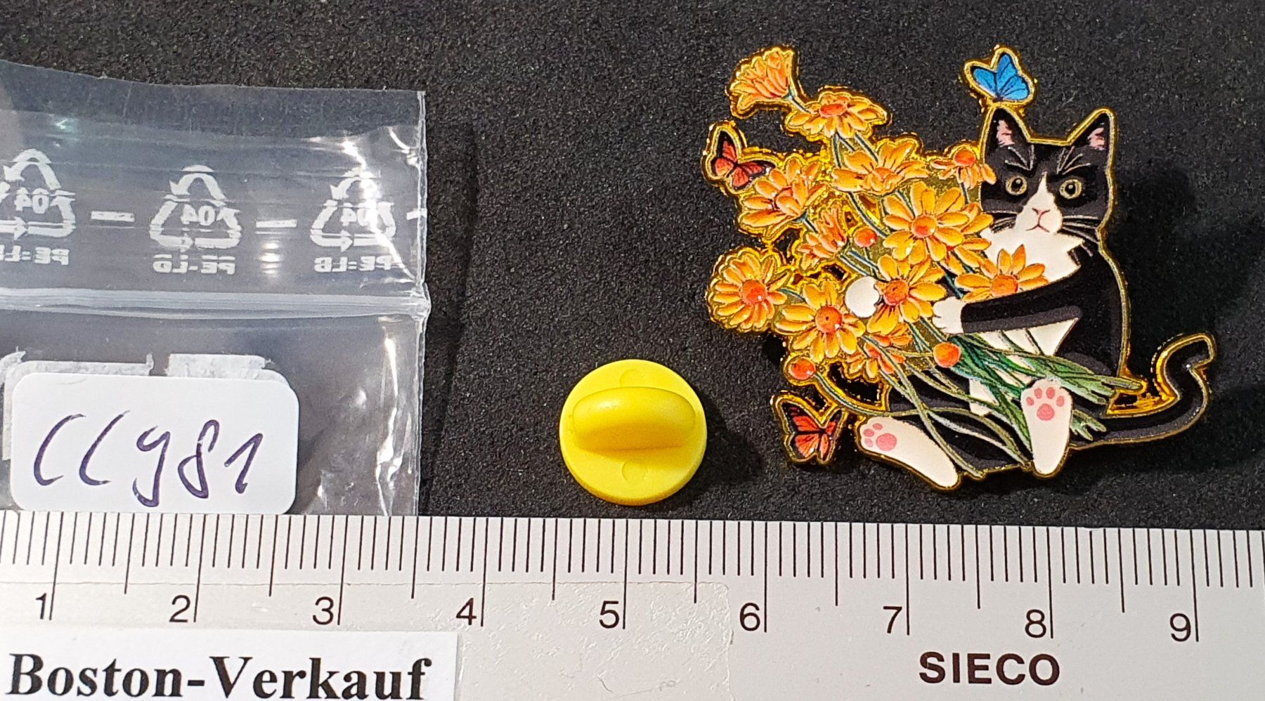 Plaketten & Abzeichen: CC981  Pin Cat Katze Sitzend mit Blumen – Defekt aus Reinach BL von Boston-Verkauf 1