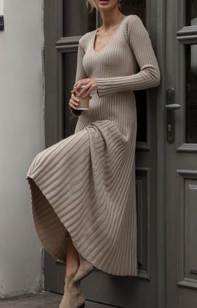 Stylisches gestricktes Kleid. Neu!
