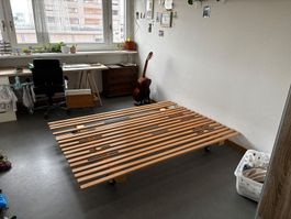 Rollemdes handgemachtes Holzbett auf Rädern