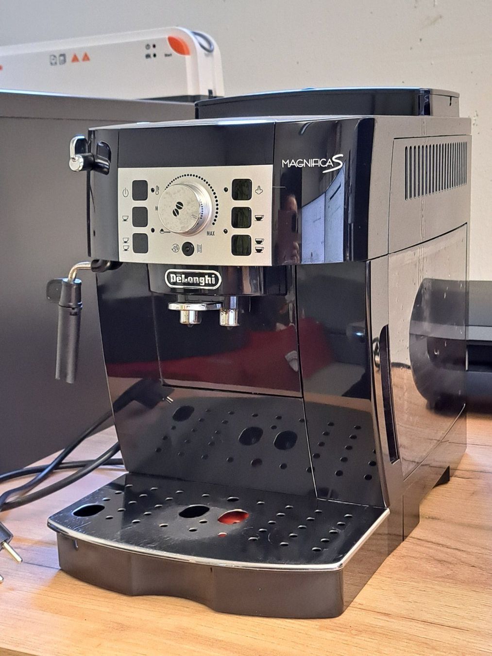 De'Longhi Macchine per caffè & Macchine per espresso: DeLonghi Magnifica S ECAM Kaffeevollautomat – Usato da Hauptwil venduto da maexchen71 2