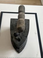 Antike Bugeleisen mit Holzgriff 1909 (I9)