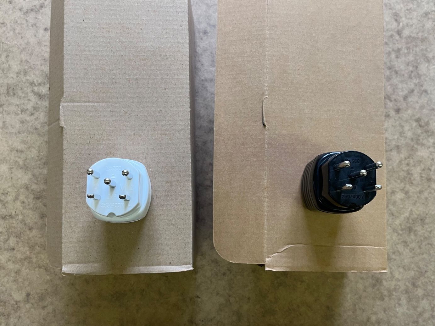 Spine: Stecker Typ 15, 9 x weiss, 9 x schwarz, ELECTROPLAST – Nuovo (secondo la descrizione) da Netstal venduto da spaltflo01 2