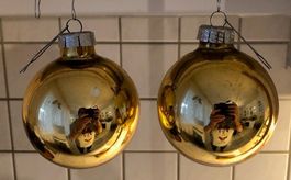 Duo ältere, goldfarbene Weihnachtskugeln