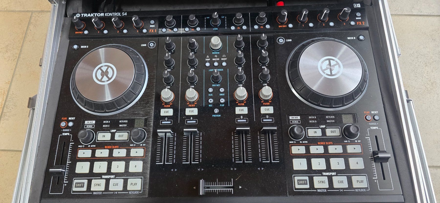 Traktor Console di mixaggio: Native Traktor Kontrol S4 MK2 mit passendem Case – Usato da Riederalp venduto da masuroto11