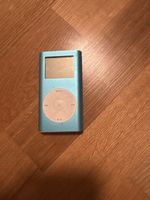 iPod in Blau, 4GB Speicher, beim Laden obere teil defekt