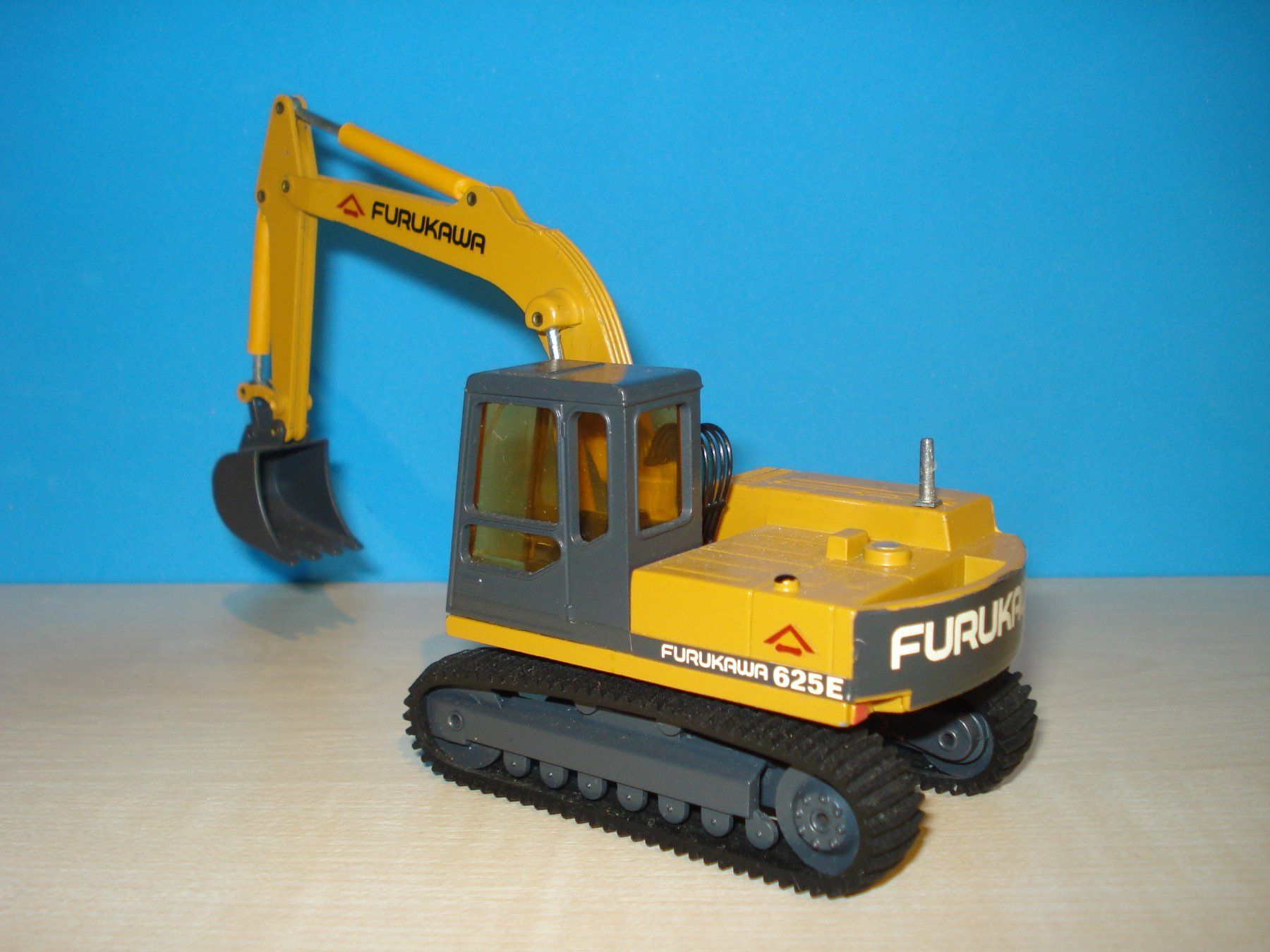 Conrad Kits de montage: FURUKAWA 625 E Raupenbagger – D'occasion à Mitlödi par worker04 1