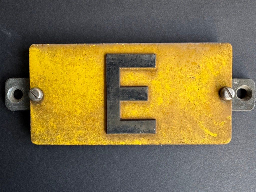 Schilder: Schild mit Buchstabe E gelb Metall – Gebraucht aus Feldmeilen von Allerlei3112
