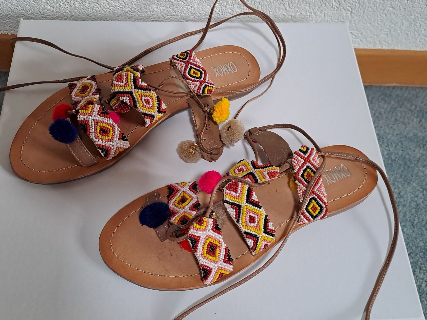 Scarpe da donna: Bunte Sommer Sandalen mit Perlen & Pompons Gr. 39, – Usato da Frauenfeld venduto da Andadaa
