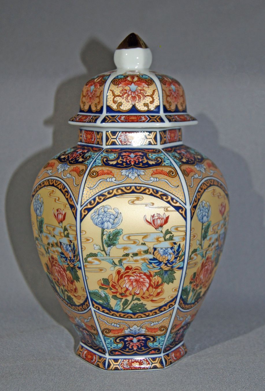 Tutte le decorazioni: Bezaubernde Asiatische Deckelvase – Usato da Geroldswil venduto da ARTEFACTO 1