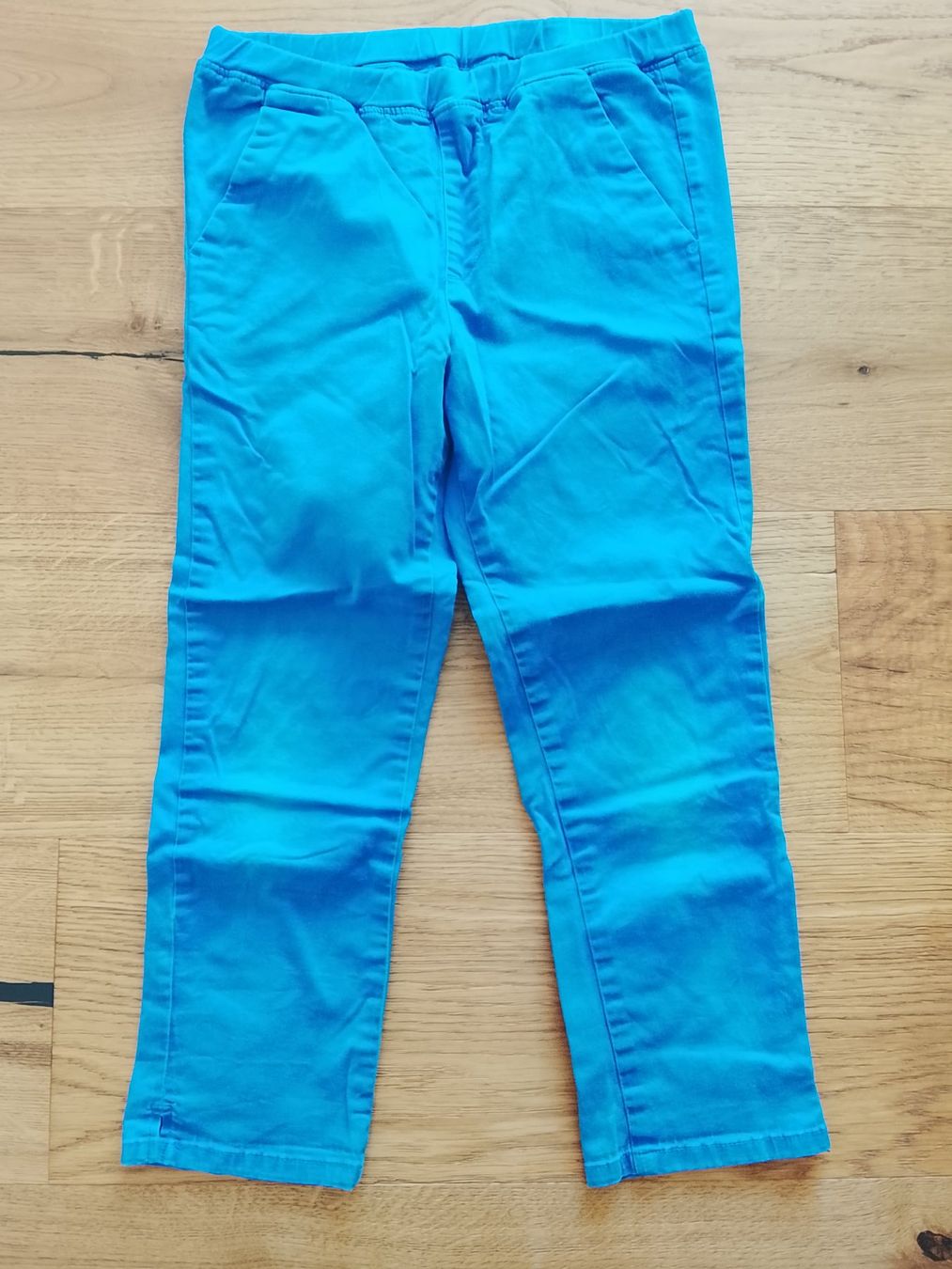 Uniqlo Pantaloni: Kinderhose Gr.135-145cm – Usato da St. Gallen venduto da Fluros
