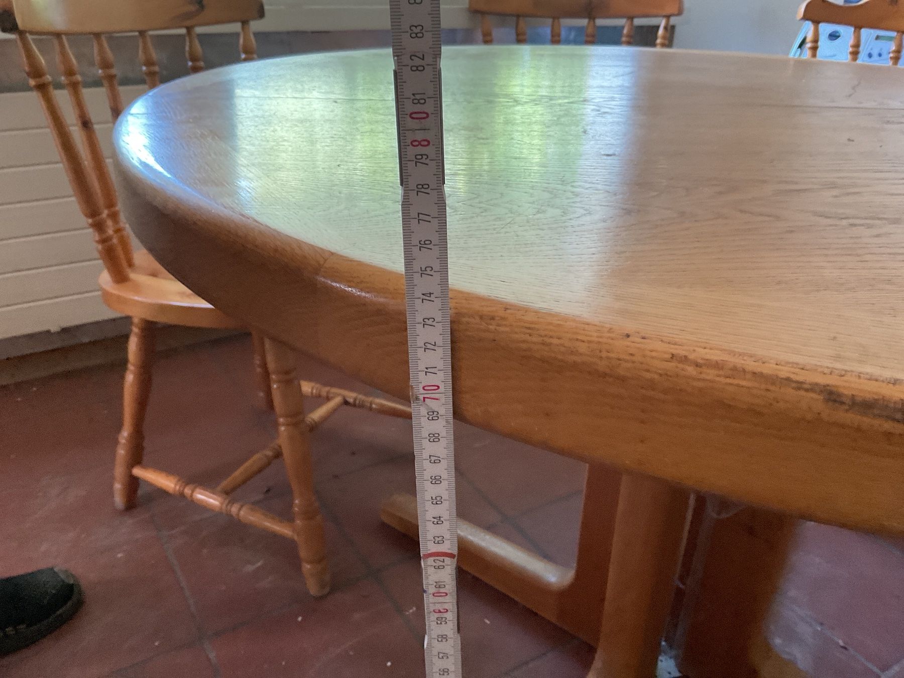 Tables: Massiver Holz - Tisch mit Ausziehfunktion – D'occasion à Uster par Hotelliquidation 4