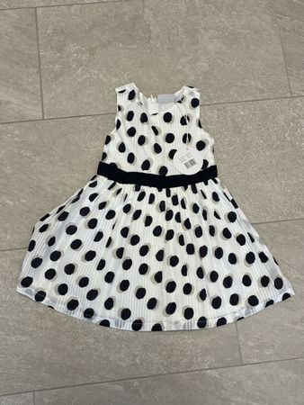 Sommerliches Mädchenkleid Gr. 104 mit Punkten und Schleife