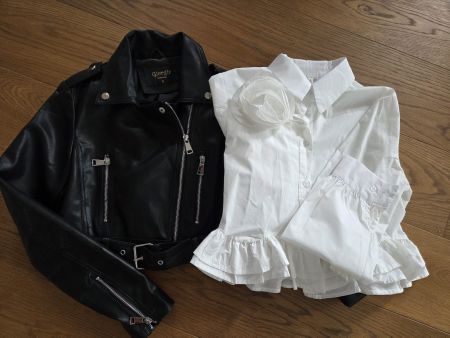 Kurze Kunstlederjacke und Bluse weiss Gr. S