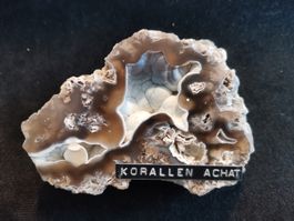 Kristall: Korallen-Achat/ geschliffen-poliert/m. Ständer