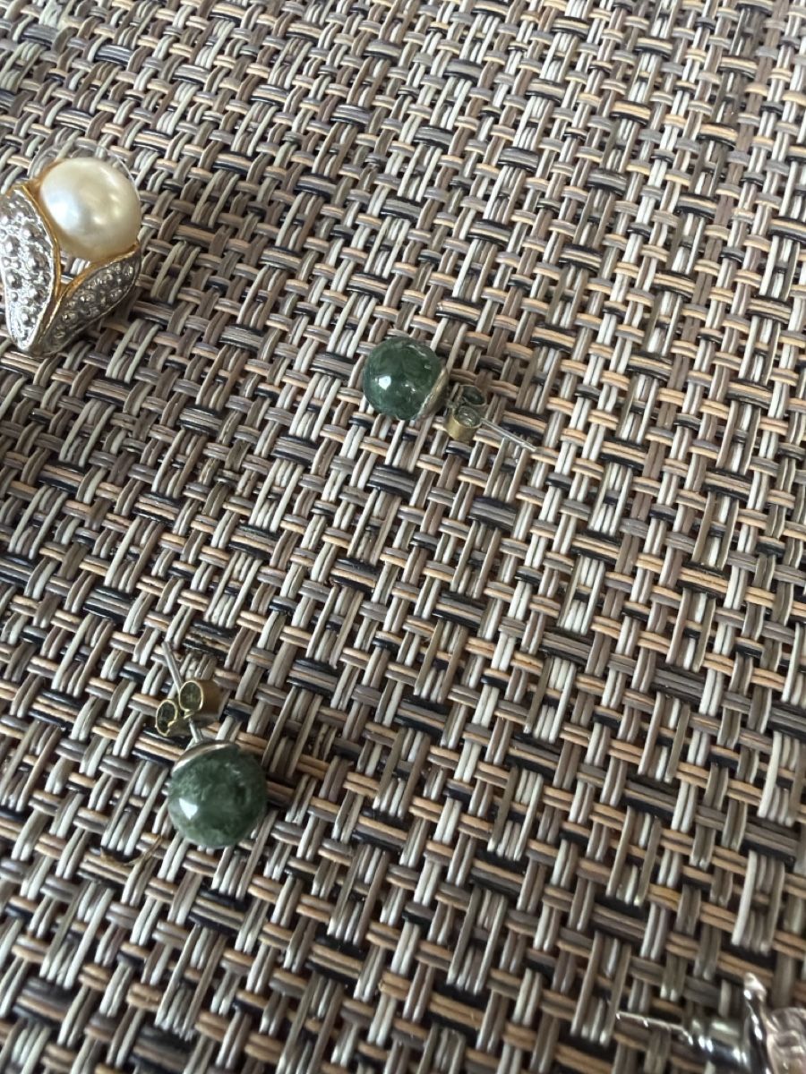 Sonstiger Schmuck: Schmuckkonvolut Ohrstecker Perlen und Steine Brosche – Gebraucht aus Enggistein von sti_f5tw 3