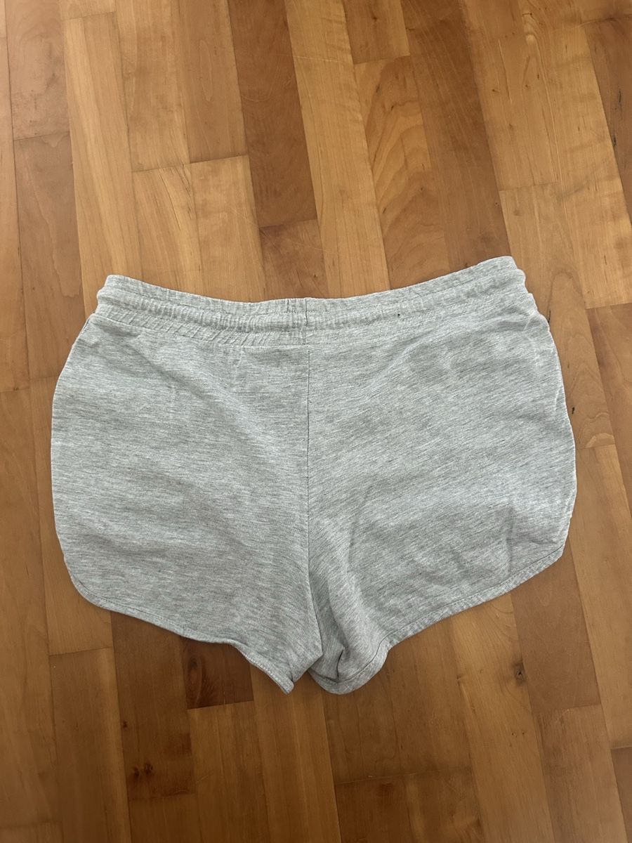 Pantalons: graue Shorts – D'occasion à Romanshorn par ila_2nzf 1