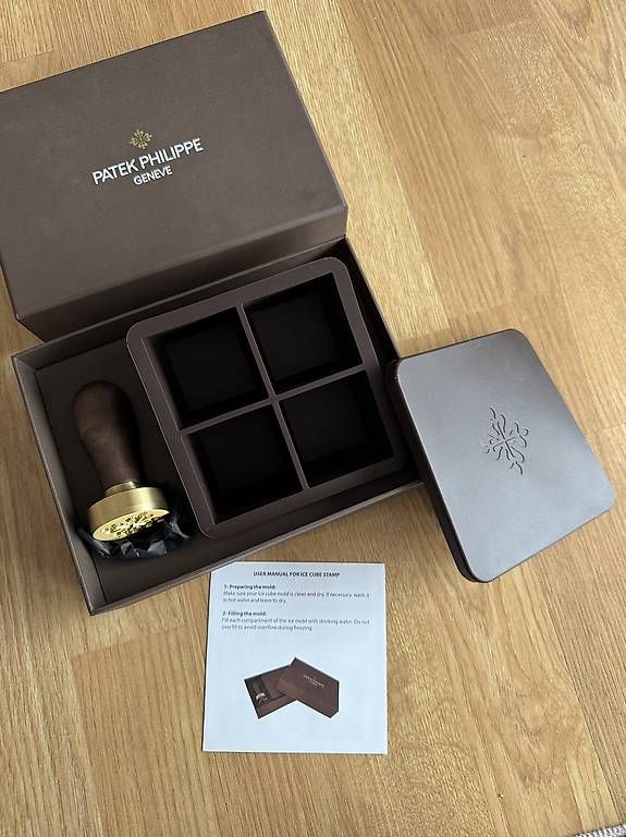 Patek Philippe Orologi: Patek Philippe Ice Cube Mold & Caltrava Brass Stamp Set – Nuovo e nell'imballaggio originale da Zürich venduto da shuenoma