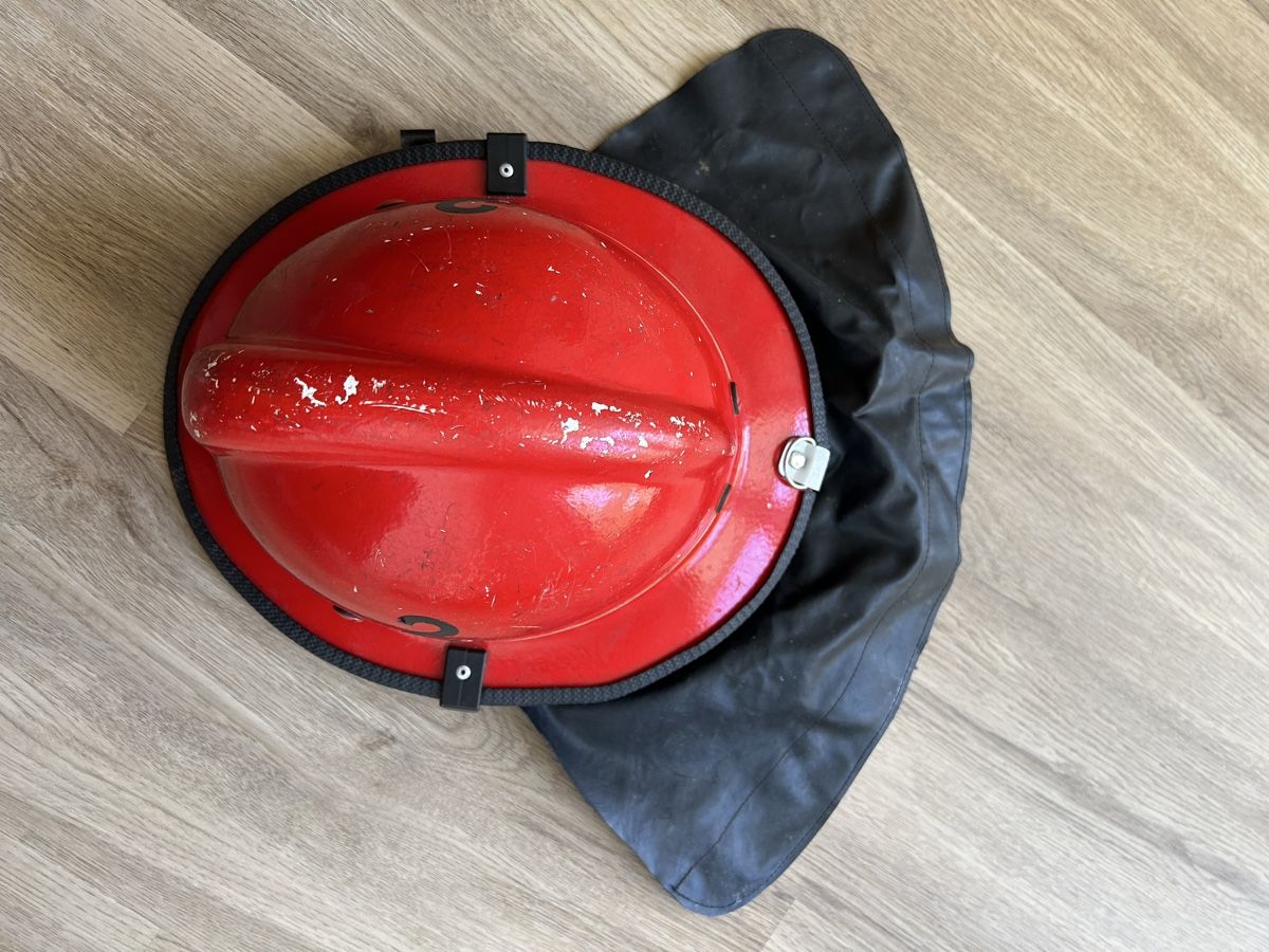 Feuerwehr: Alter Feuerwehrhelm – Gebraucht aus Flumenthal von ann_zd8v 1