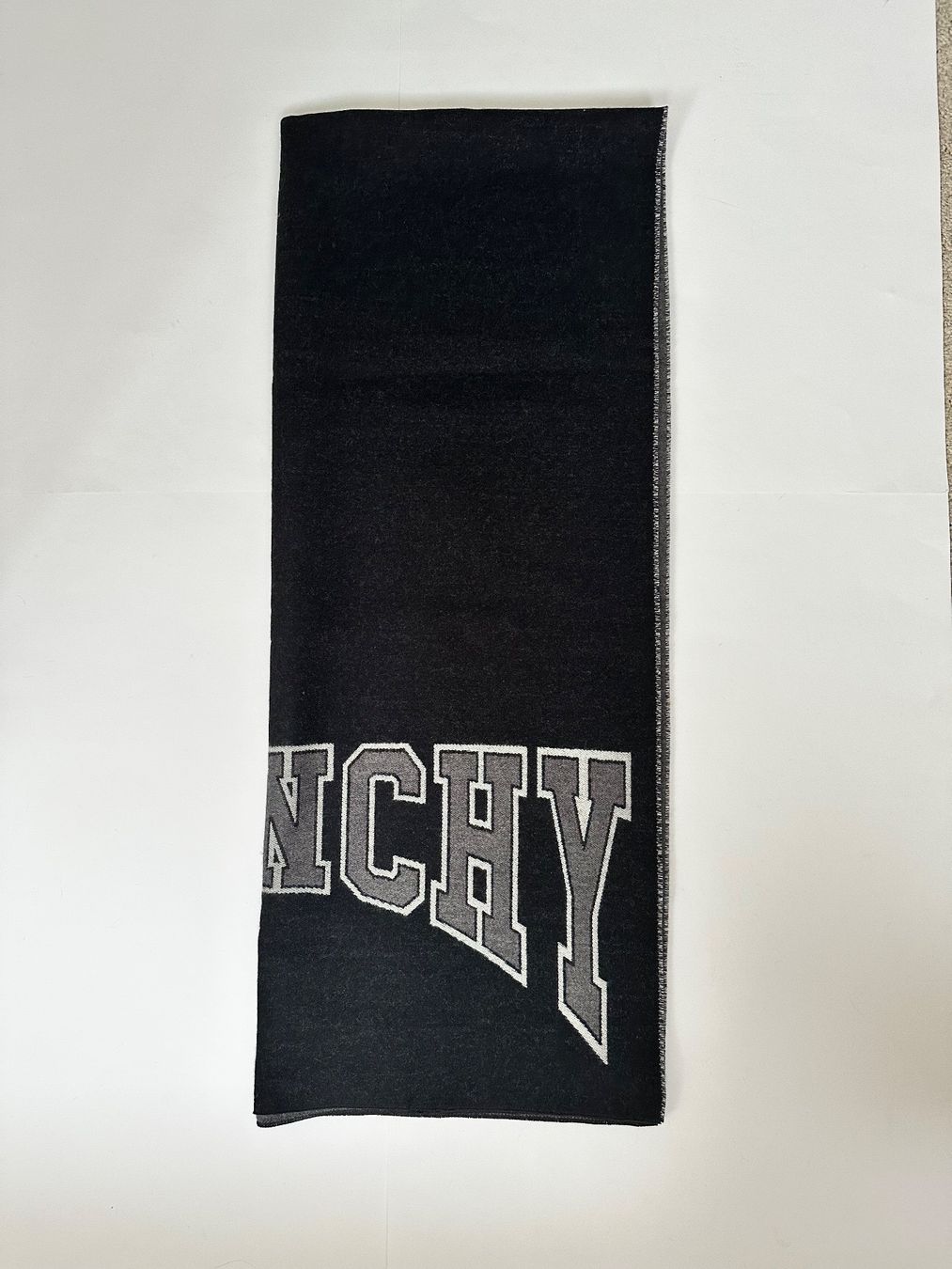 Givenchy Foulards, Tücher & Schals: Givenchy sciarpa – Neu und originalverpackt aus Pregassona von Reluxuryspace 2