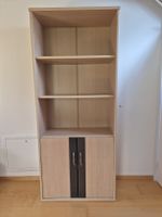Bibliothèque en bois avec portes, couleur claire, bon état