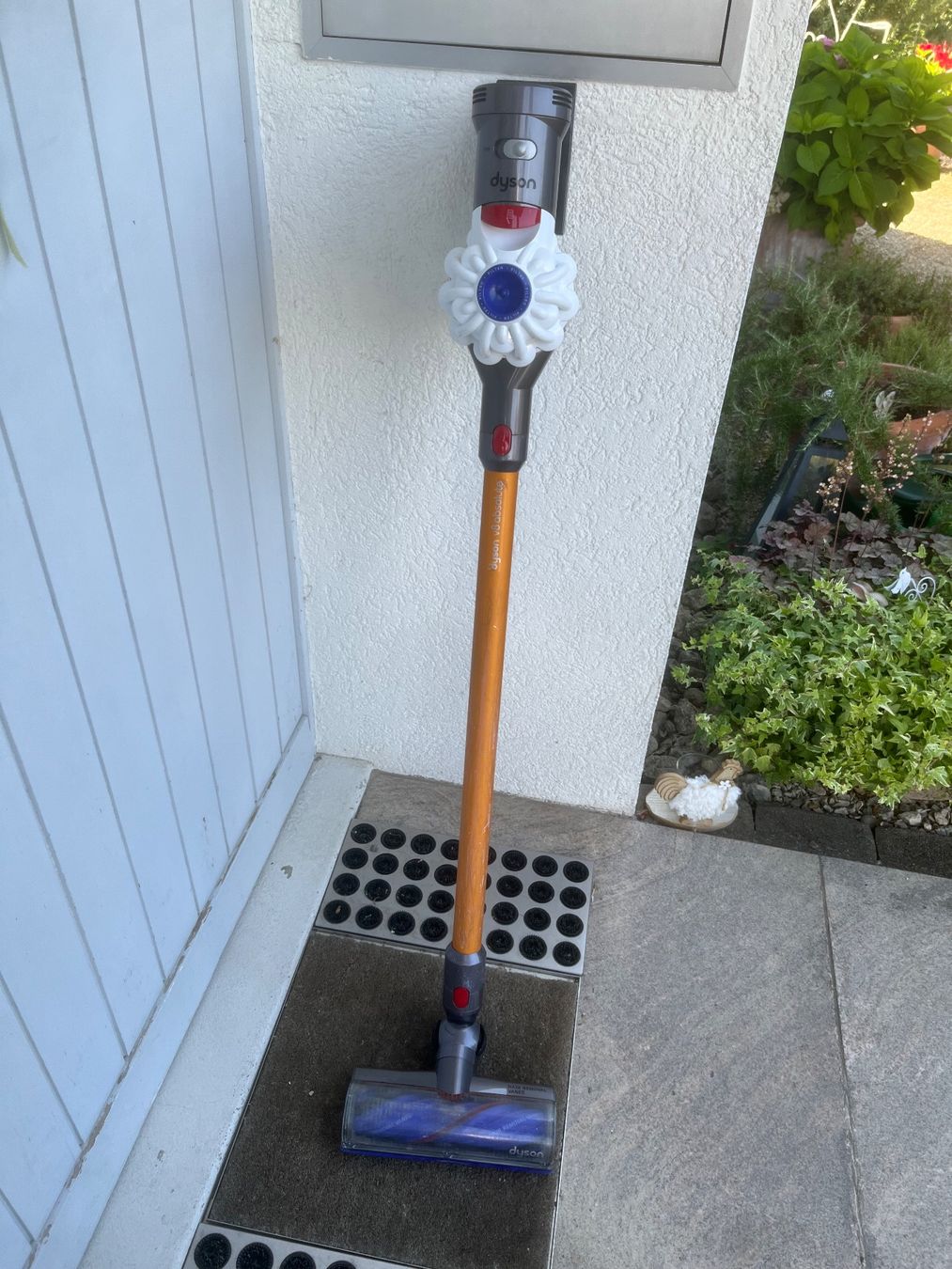 Dyson Staubsauger & Zubehör: Dyson V8 Staubsauger – Gebraucht aus Magden von Hornet2