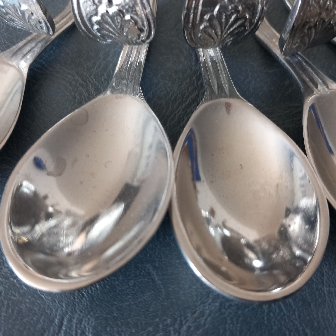 Sonstige Dekorationen & Accessoires: 6 Amuse Bouche / Serviettenr. uf äm gedeckte Tisch. – Gebraucht aus Aegerten von gismolini 6