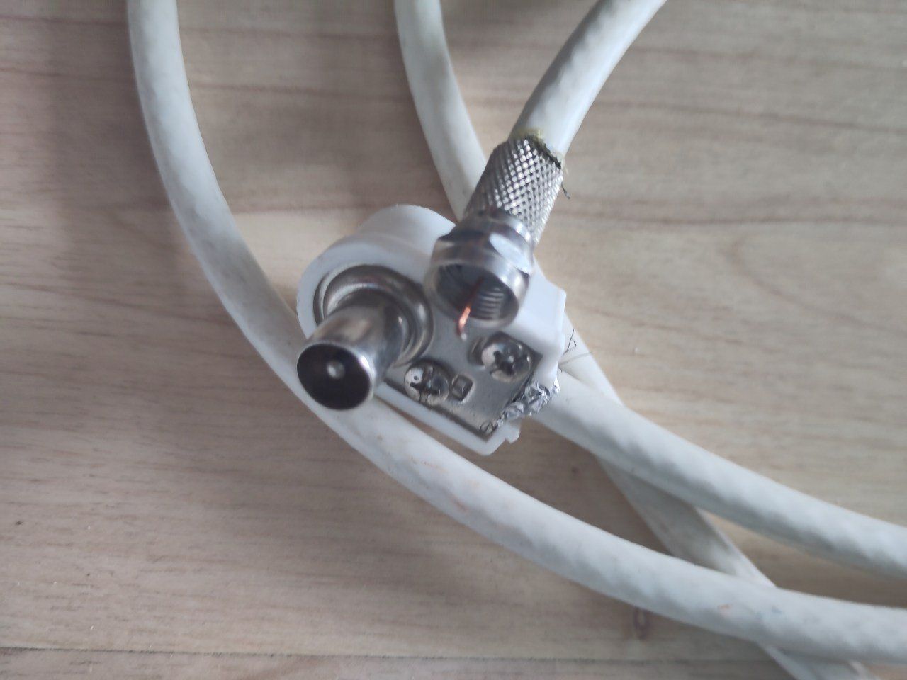 Kabel: Antennenanschlusskabel 2m – Gebraucht aus Baden von kenaborks111 1