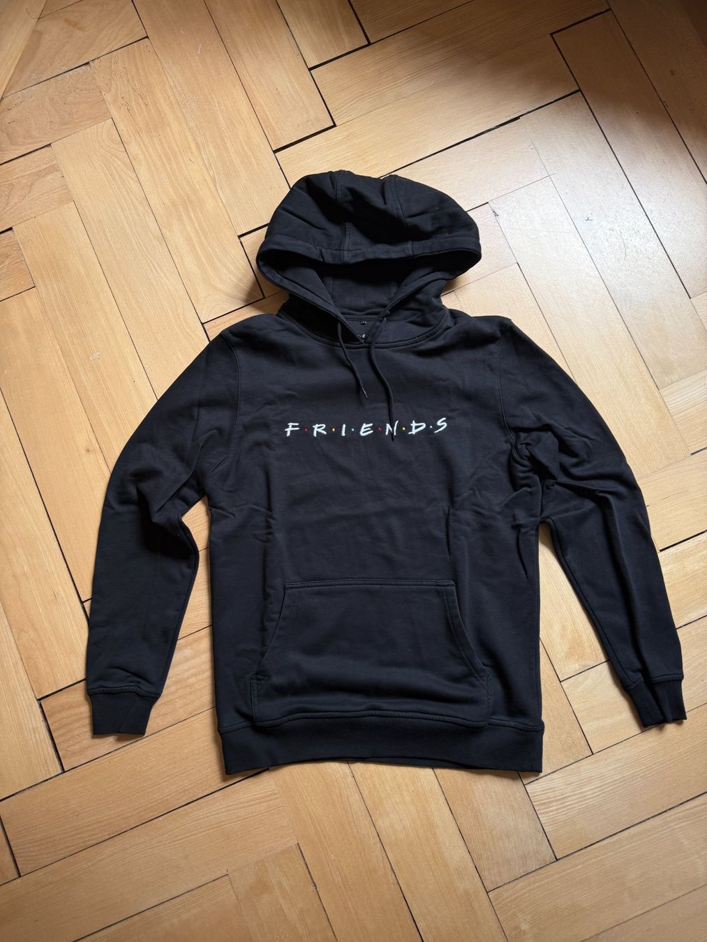 Pullover & Sweatshirts: Original FRIENDS Hoodie Pullover schwarz L – Gebraucht aus Zürich von Diazaio