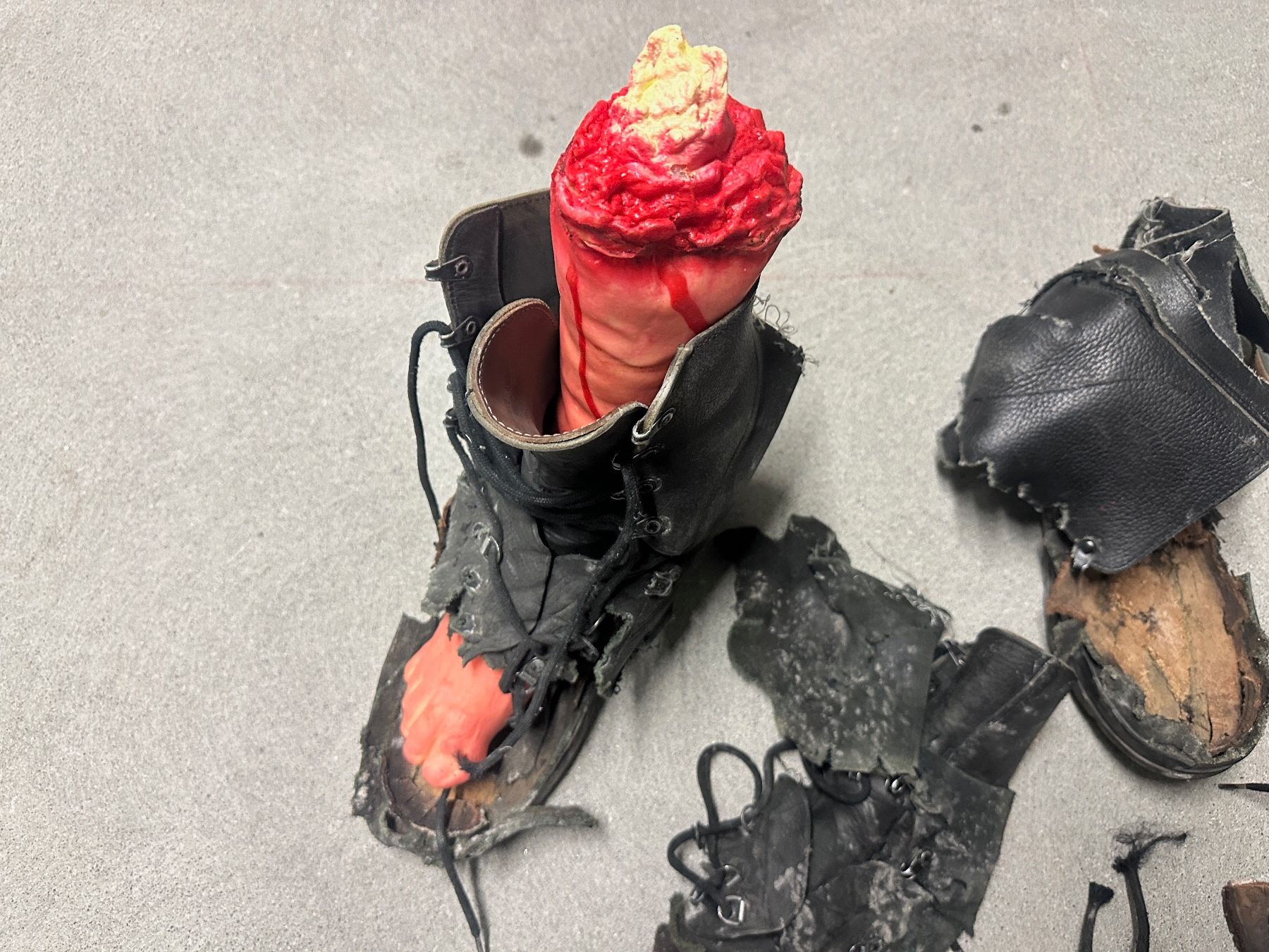 Schweizer Armee Scarpe da uomo: Schweizer Militärstiefel mit Handgranate gesprengt – Usato da Köniz venduto da Infresh8 7